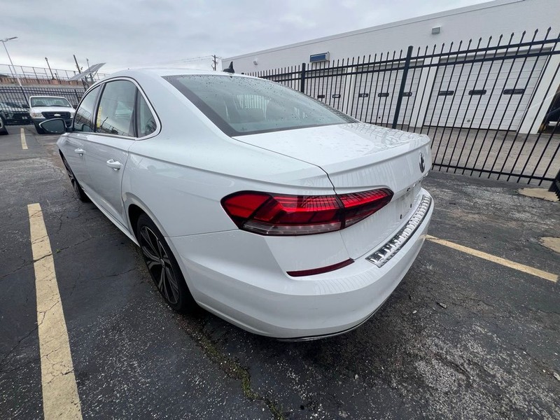 Volkswagen Passat Vehicle Full-screen Gallery Image 4