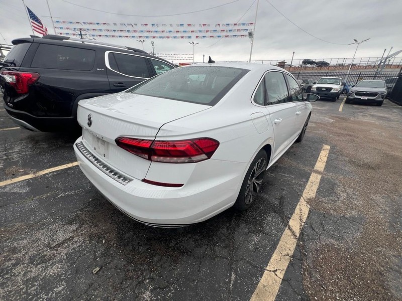 Volkswagen Passat Vehicle Full-screen Gallery Image 6