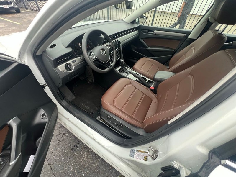 Volkswagen Passat Vehicle Full-screen Gallery Image 7