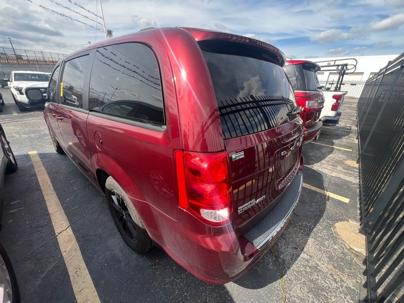 Dodge Grand Caravan Vehicle Full-screen Gallery Image 4