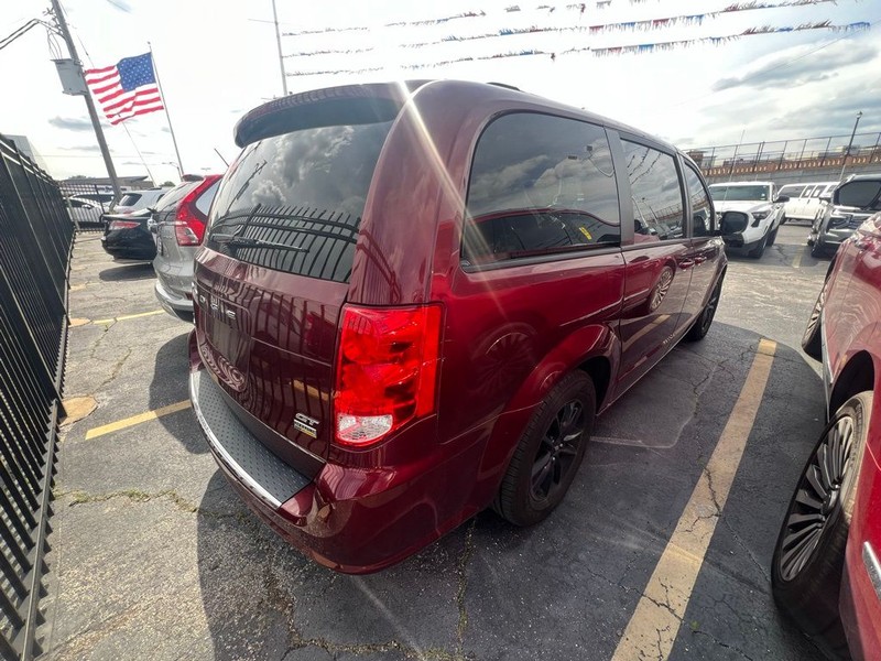 Dodge Grand Caravan Vehicle Full-screen Gallery Image 6