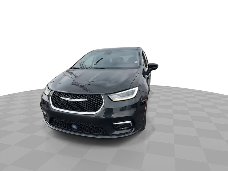 Chrysler Pacifica Vehicle Full-screen Gallery Image 03
