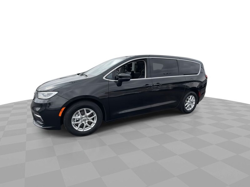 Chrysler Pacifica Vehicle Full-screen Gallery Image 04