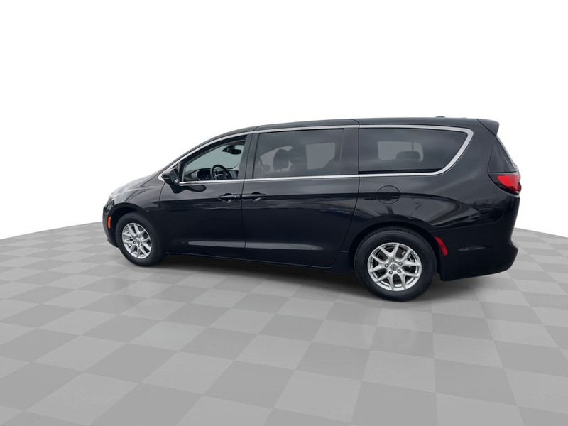Chrysler Pacifica Vehicle Full-screen Gallery Image 05