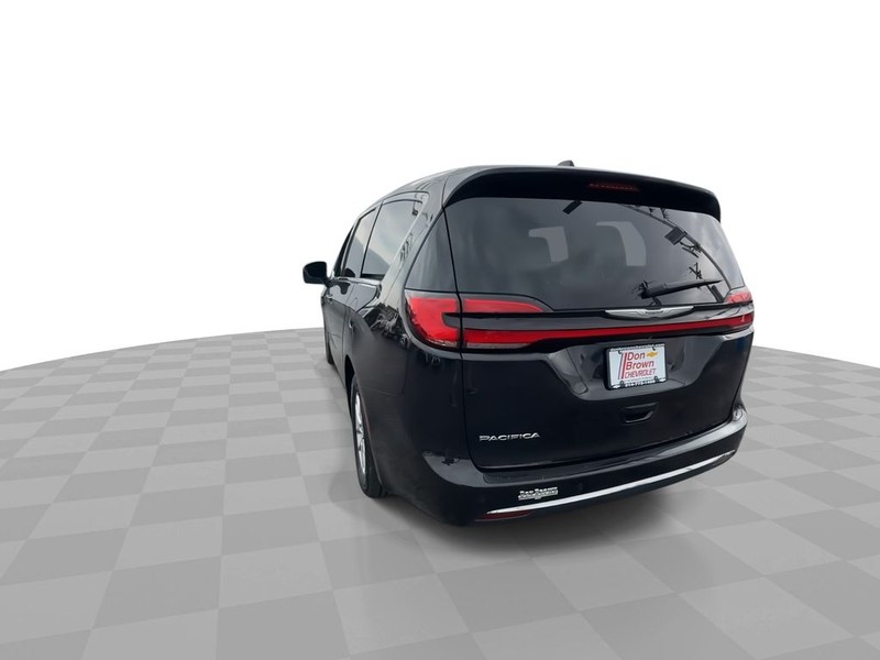 Chrysler Pacifica Vehicle Full-screen Gallery Image 07