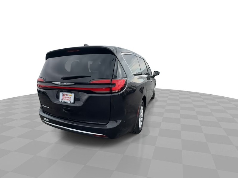 Chrysler Pacifica Vehicle Full-screen Gallery Image 08