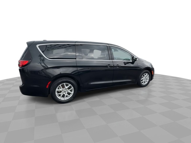 Chrysler Pacifica Vehicle Full-screen Gallery Image 09