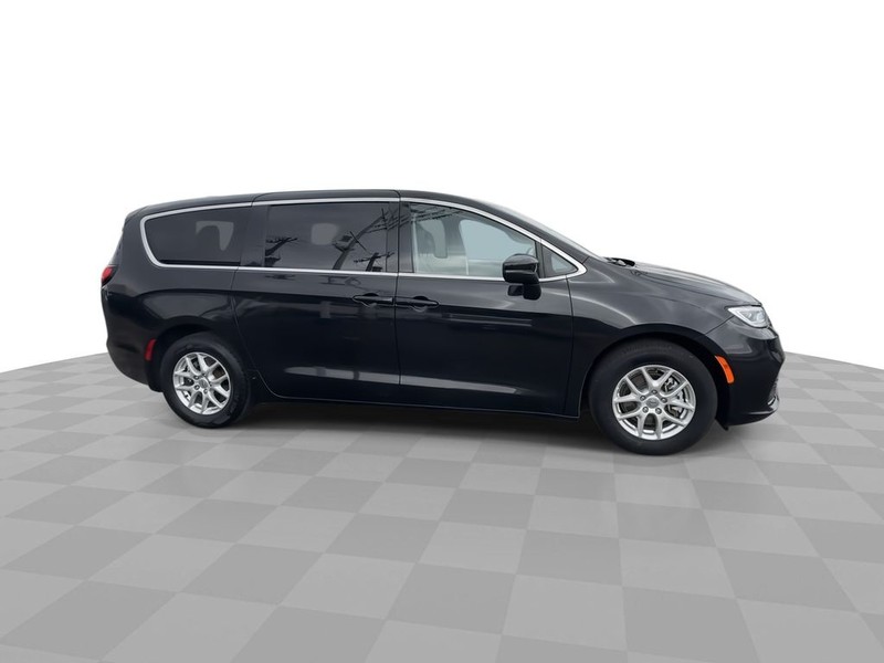 Chrysler Pacifica Vehicle Full-screen Gallery Image 10