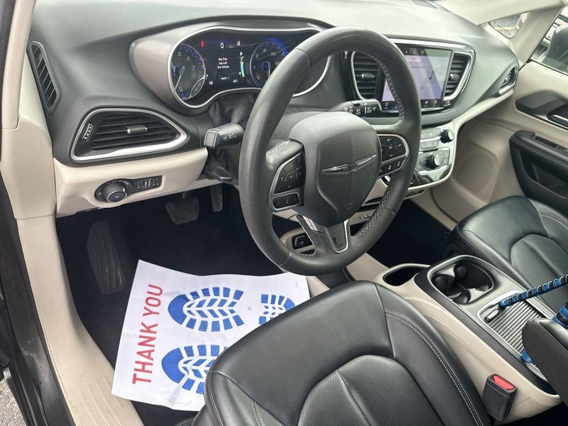 Chrysler Pacifica Vehicle Full-screen Gallery Image 12