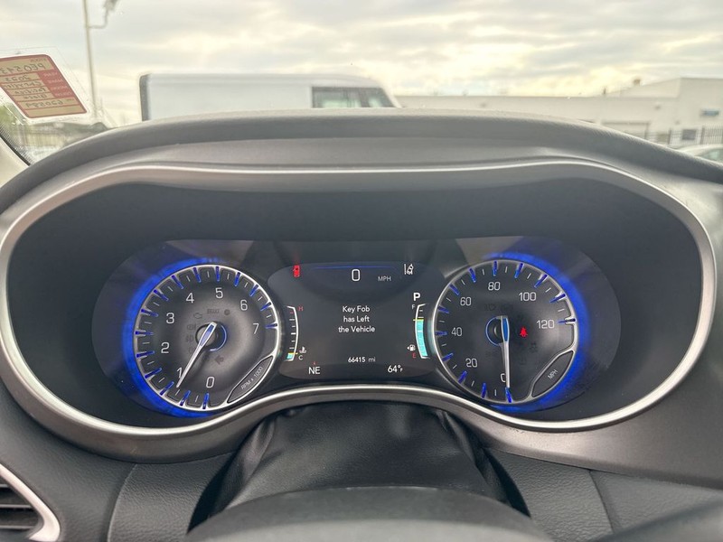 Chrysler Pacifica Vehicle Full-screen Gallery Image 13