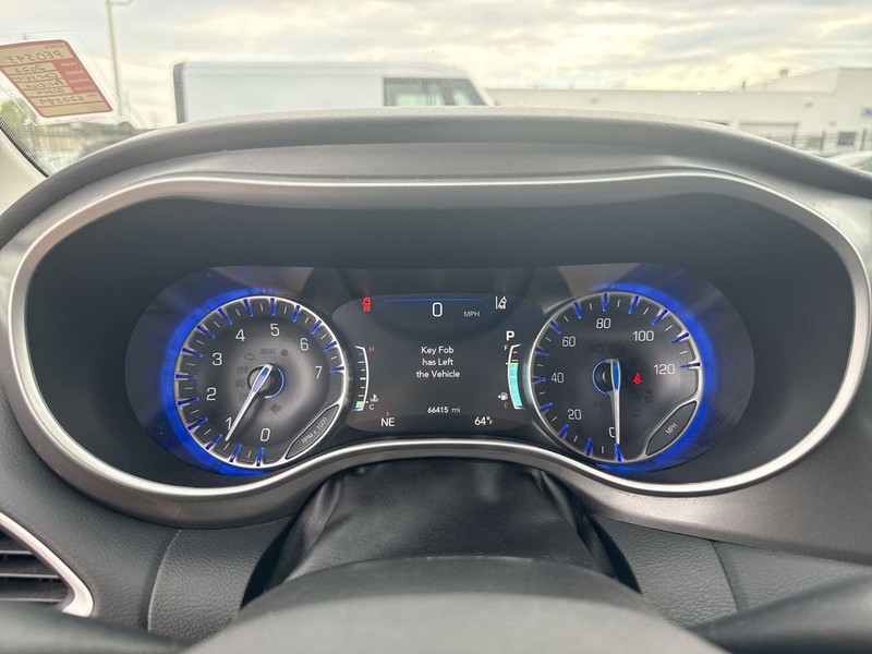 Chrysler Pacifica Vehicle Full-screen Gallery Image 14