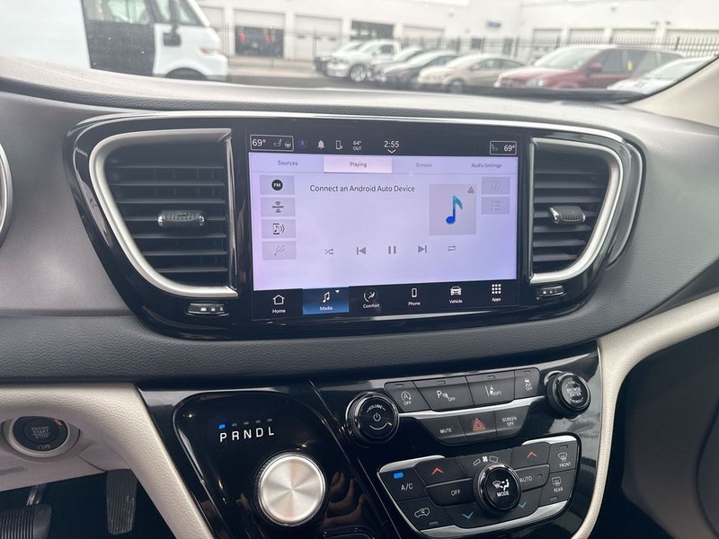 Chrysler Pacifica Vehicle Full-screen Gallery Image 15