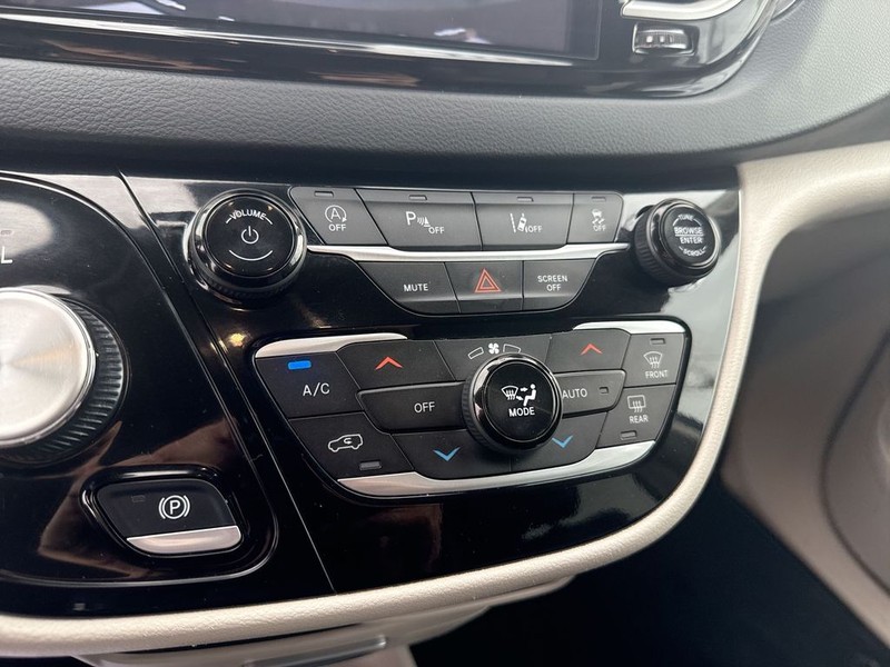 Chrysler Pacifica Vehicle Full-screen Gallery Image 16