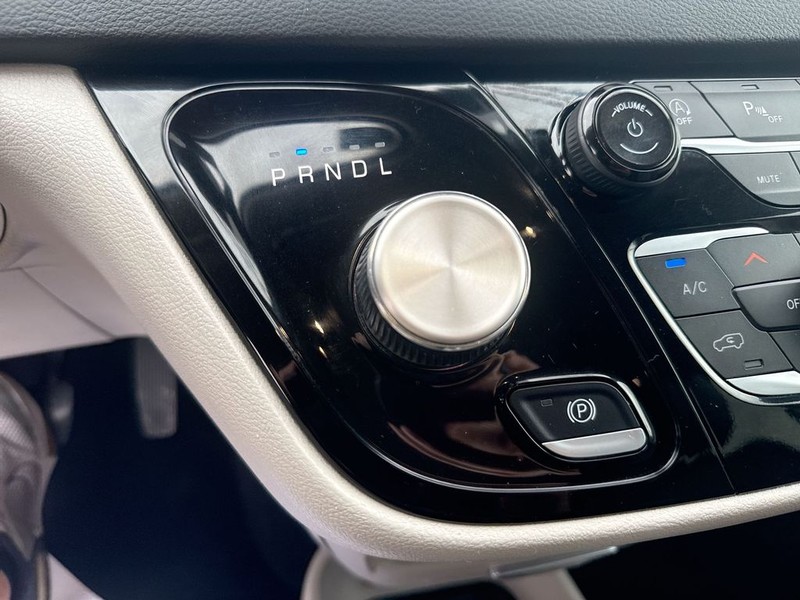 Chrysler Pacifica Vehicle Full-screen Gallery Image 17