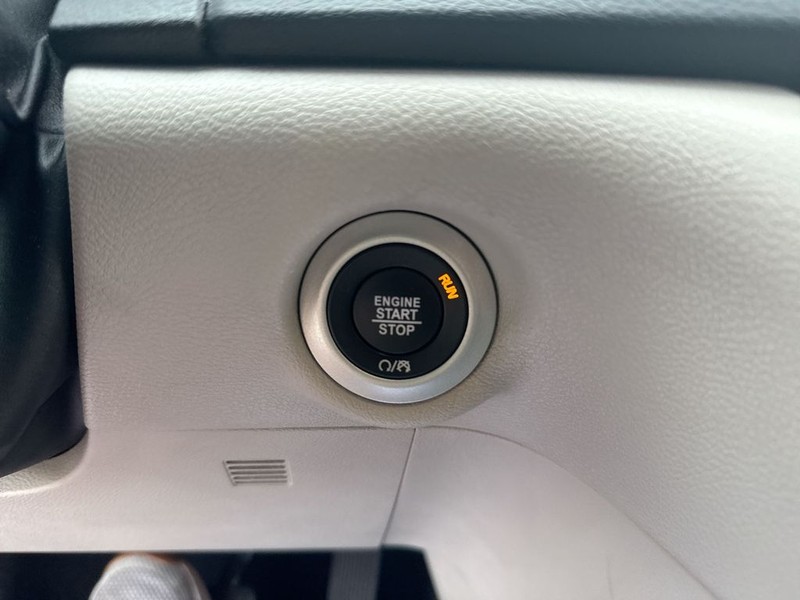 Chrysler Pacifica Vehicle Full-screen Gallery Image 18