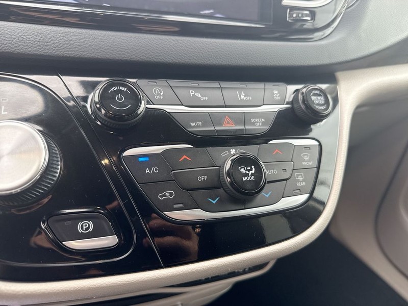 Chrysler Pacifica Vehicle Full-screen Gallery Image 19