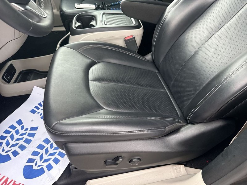 Chrysler Pacifica Vehicle Full-screen Gallery Image 21