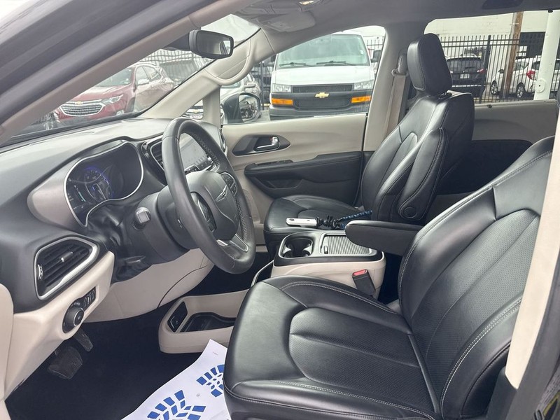 Chrysler Pacifica Vehicle Full-screen Gallery Image 22