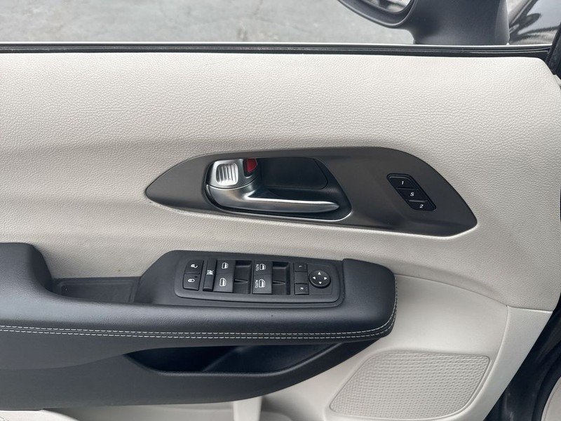 Chrysler Pacifica Vehicle Full-screen Gallery Image 23