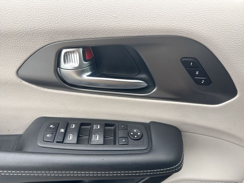 Chrysler Pacifica Vehicle Full-screen Gallery Image 24