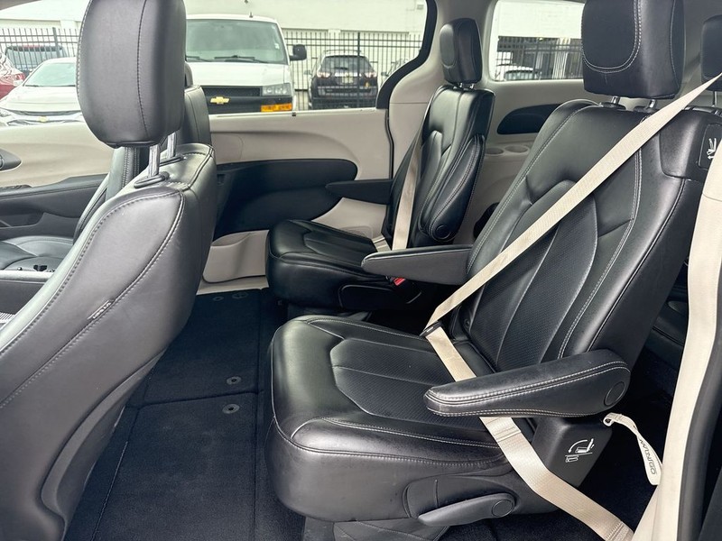 Chrysler Pacifica Vehicle Full-screen Gallery Image 25