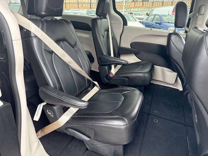 Chrysler Pacifica Vehicle Full-screen Gallery Image 27