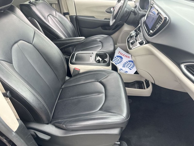 Chrysler Pacifica Vehicle Full-screen Gallery Image 28