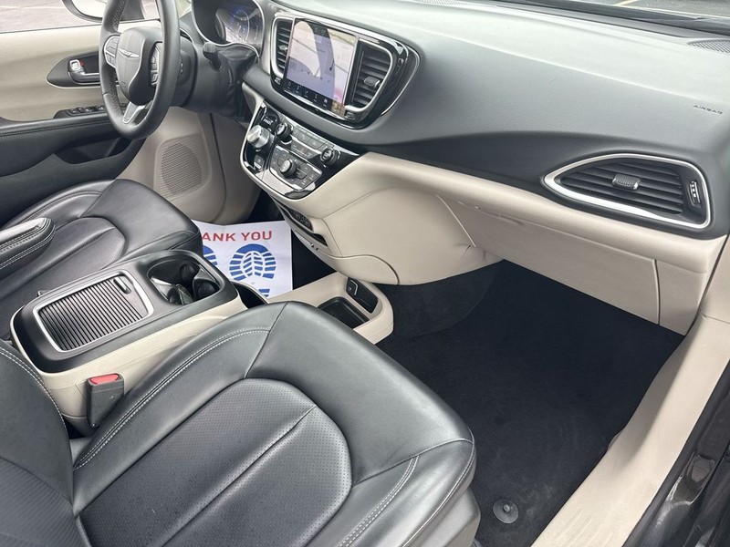 Chrysler Pacifica Vehicle Full-screen Gallery Image 29