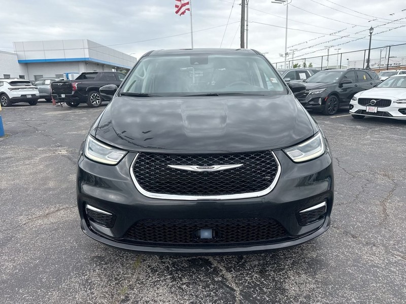 Chrysler Pacifica Vehicle Full-screen Gallery Image 30