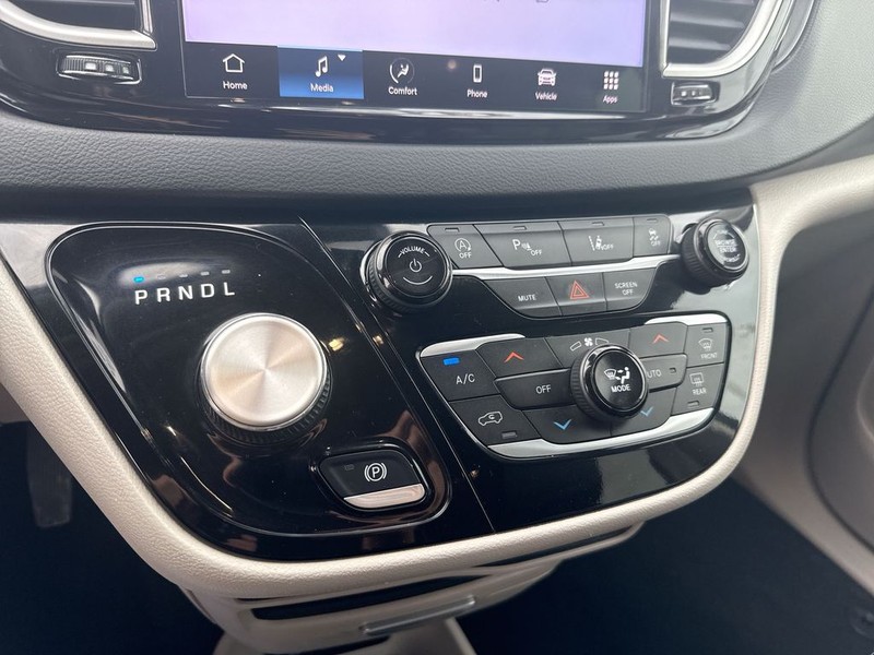 Chrysler Pacifica Vehicle Full-screen Gallery Image 34