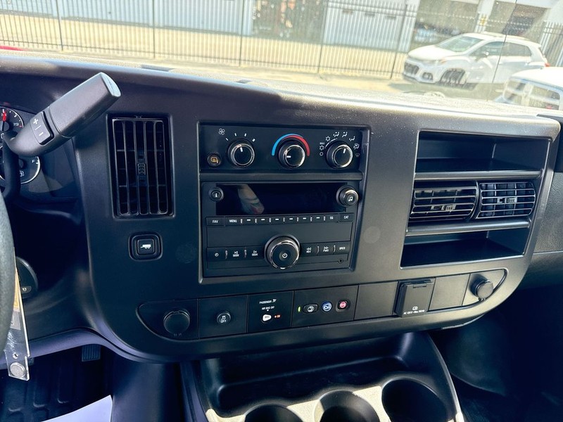 Chevrolet Express Cargo Van Vehicle Full-screen Gallery Image 20