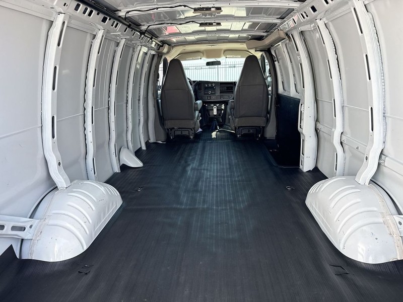 Chevrolet Express Cargo Van Vehicle Full-screen Gallery Image 29