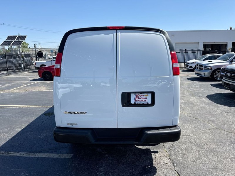 Chevrolet Express Cargo Van Vehicle Full-screen Gallery Image 30
