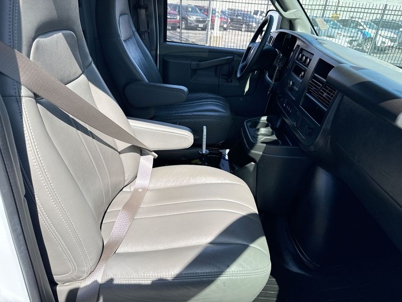 Chevrolet Express Cargo Van Vehicle Full-screen Gallery Image 32