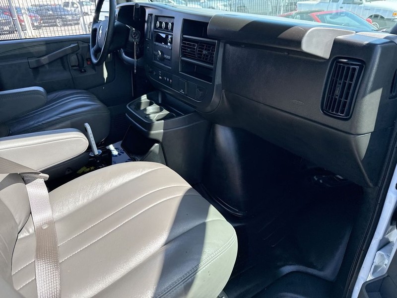 Chevrolet Express Cargo Van Vehicle Full-screen Gallery Image 33