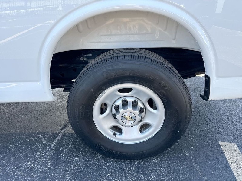 Chevrolet Express Cargo Van Vehicle Full-screen Gallery Image 37