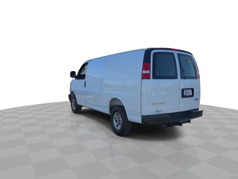 GMC Savana Cargo Van Vehicle Full-screen Gallery Image 10