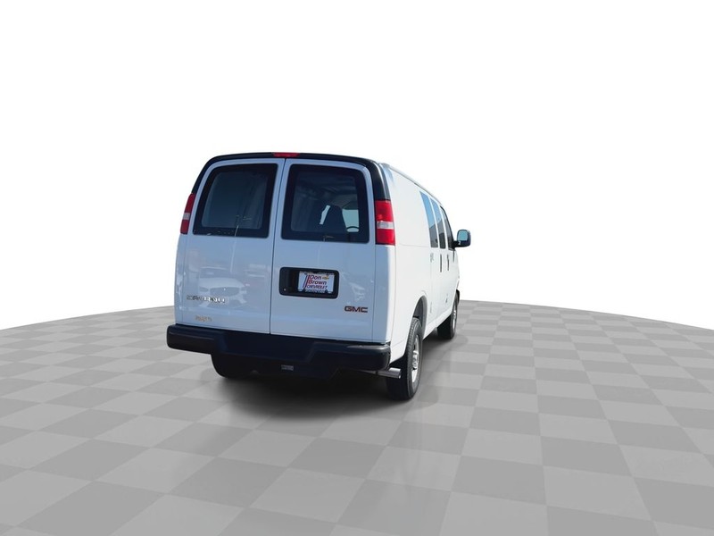 GMC Savana Cargo Van Vehicle Full-screen Gallery Image 11