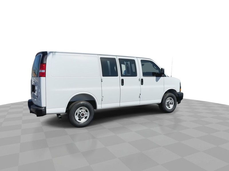 GMC Savana Cargo Van Vehicle Full-screen Gallery Image 13