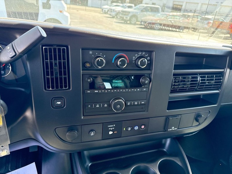 GMC Savana Cargo Van Vehicle Full-screen Gallery Image 20