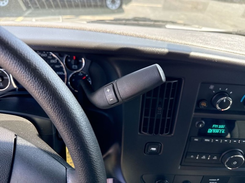 GMC Savana Cargo Van Vehicle Full-screen Gallery Image 22