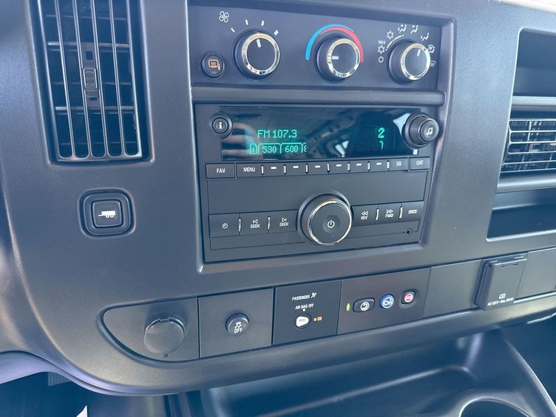 GMC Savana Cargo Van Vehicle Full-screen Gallery Image 23