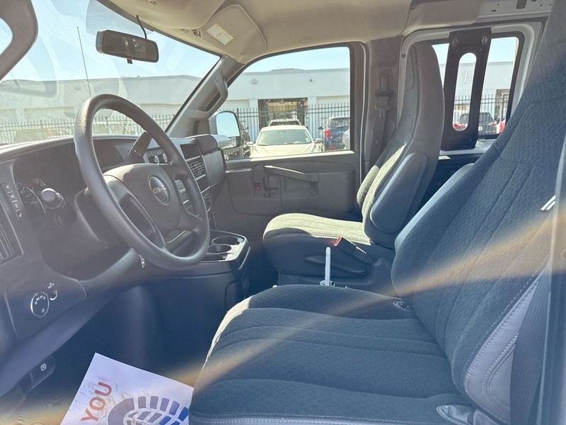 GMC Savana Cargo Van Vehicle Full-screen Gallery Image 26