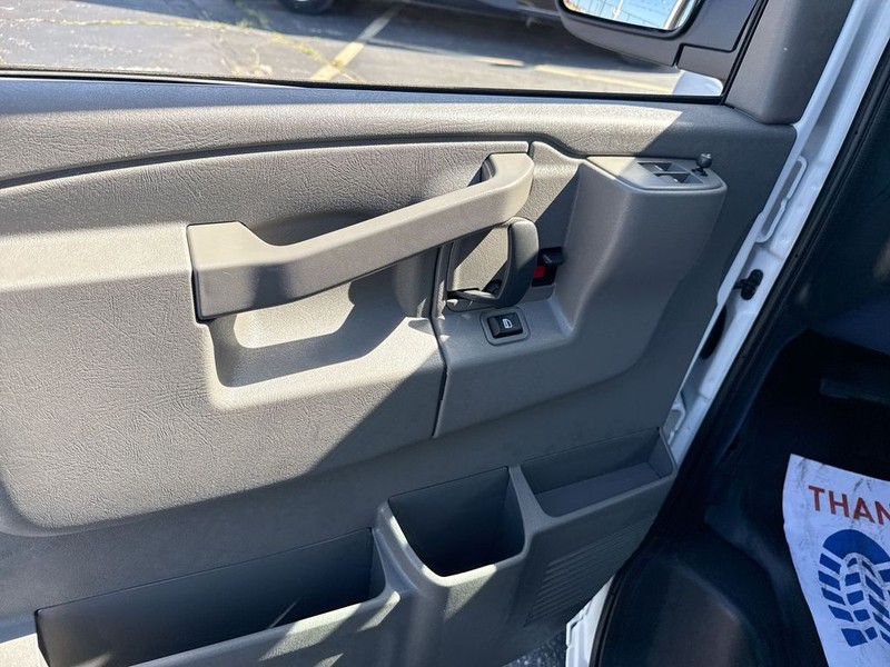 GMC Savana Cargo Van Vehicle Full-screen Gallery Image 27