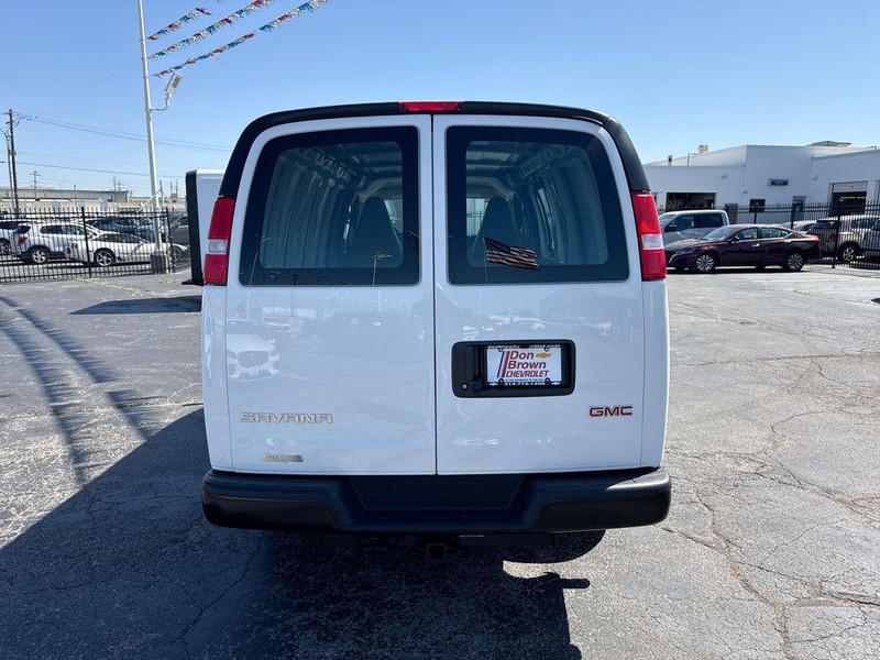 GMC Savana Cargo Van Vehicle Full-screen Gallery Image 29