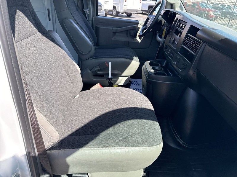 GMC Savana Cargo Van Vehicle Full-screen Gallery Image 31