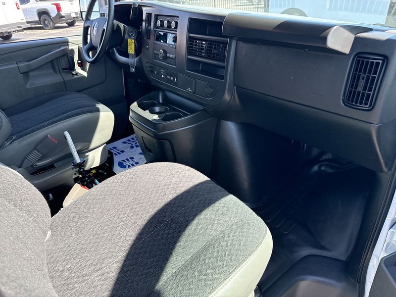 GMC Savana Cargo Van Vehicle Full-screen Gallery Image 32