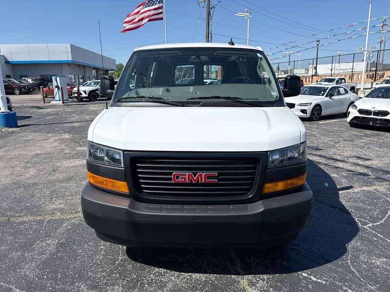 GMC Savana Cargo Van Vehicle Full-screen Gallery Image 33