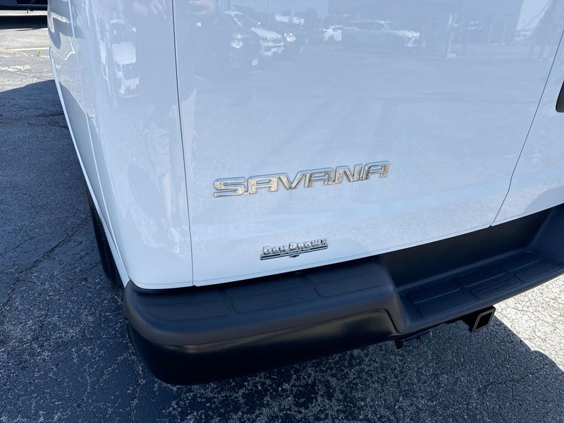 GMC Savana Cargo Van Vehicle Full-screen Gallery Image 35
