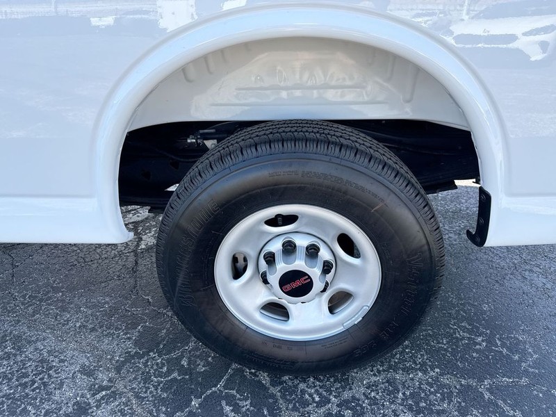 GMC Savana Cargo Van Vehicle Full-screen Gallery Image 36